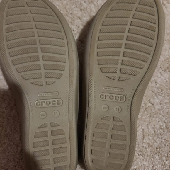 Women's Tan Crocs Sandals sz 11 Like New - Picture 3 of 3